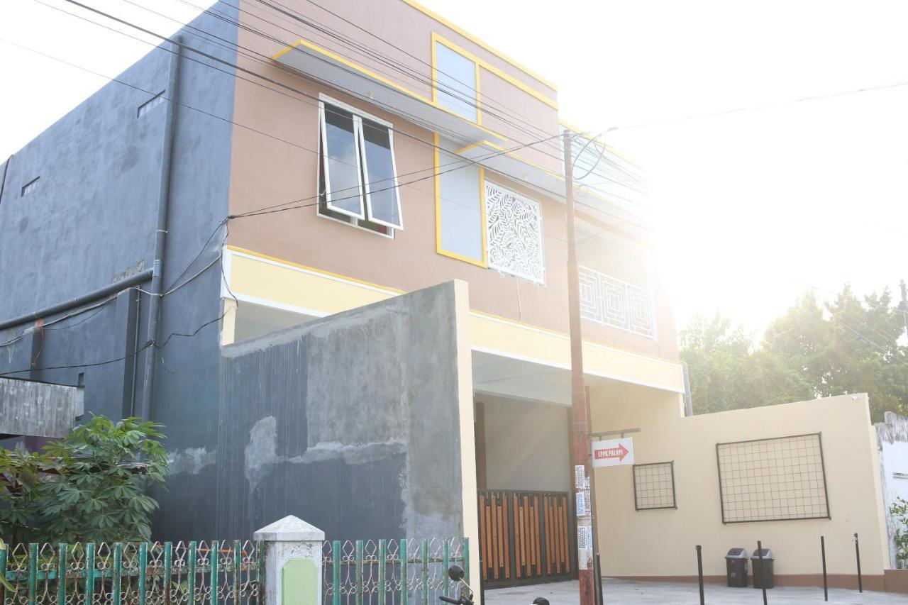 Reddoorz Syariah Near Suncity Mall Madiun Exterior photo