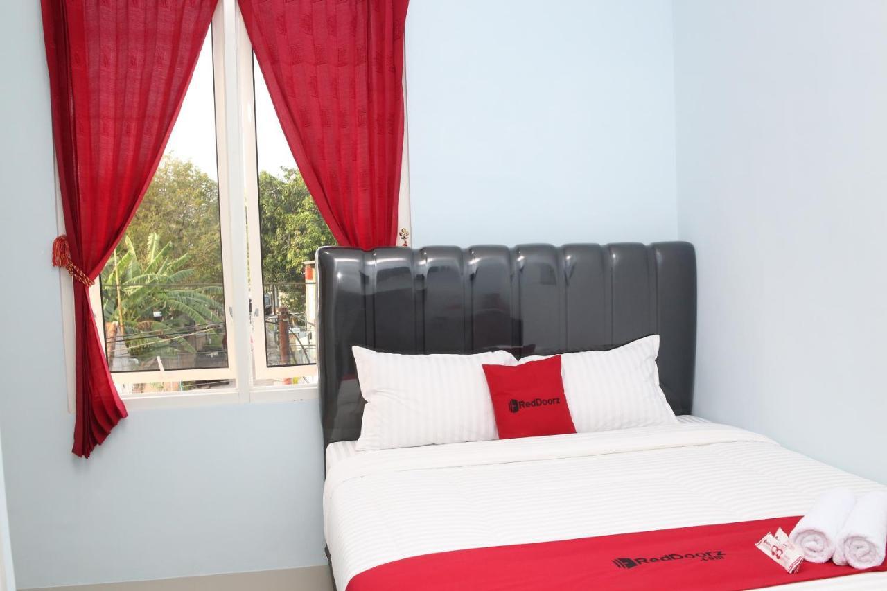 Reddoorz Syariah Near Suncity Mall Madiun Exterior photo