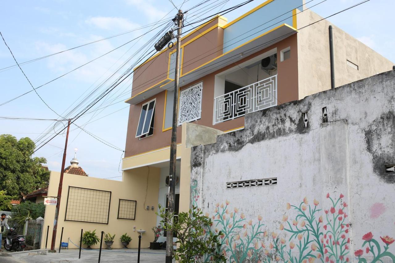 Reddoorz Syariah Near Suncity Mall Madiun Exterior photo